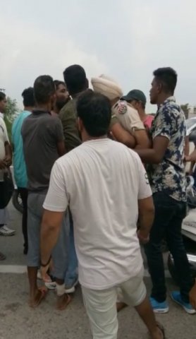 punjab police beaten by villagers