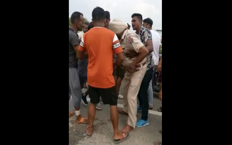 punjab police beaten by villagers