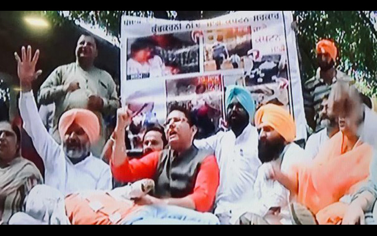 aap and akali dal protested outside vidhan sabha against punjab govt