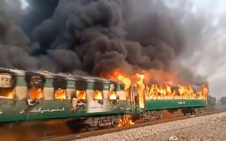 fire-karachi-express-in-pakistan