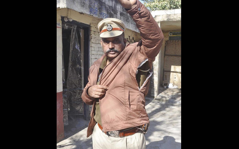 angry-young-man-fights-with-traffic-asi-and-torn-his-uniform