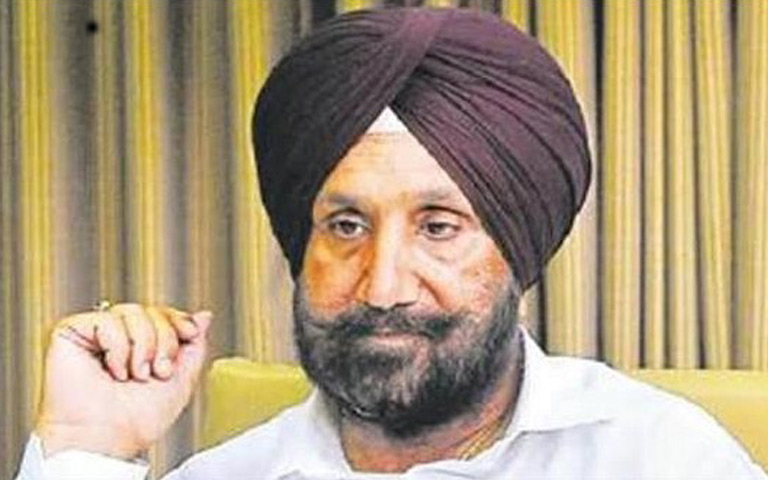 sukhjinder-randhawa-trapped-by-media-after-captain-did-not-distribute-smartphones-on-26-january