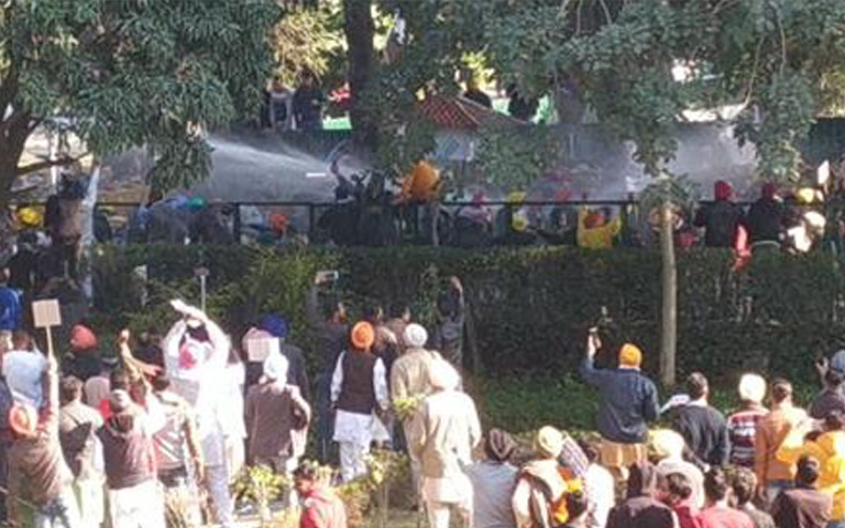 bhagwant-mann-and-aap-party-members-protest-against-captain-amarinder-singh-outside-of-his-residence