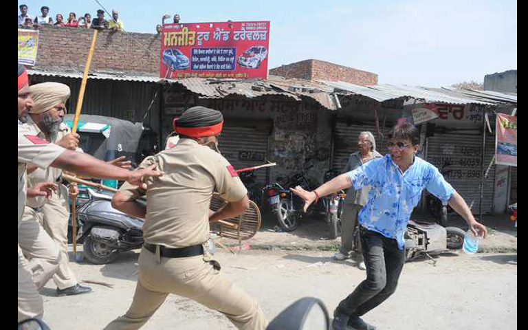 Lathicharge by Ludhiana Police on People in Curfew