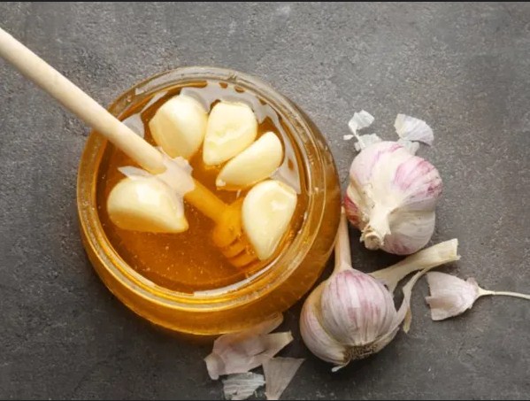 eat-garlic-soaked-in-honey-to-increase-immunity