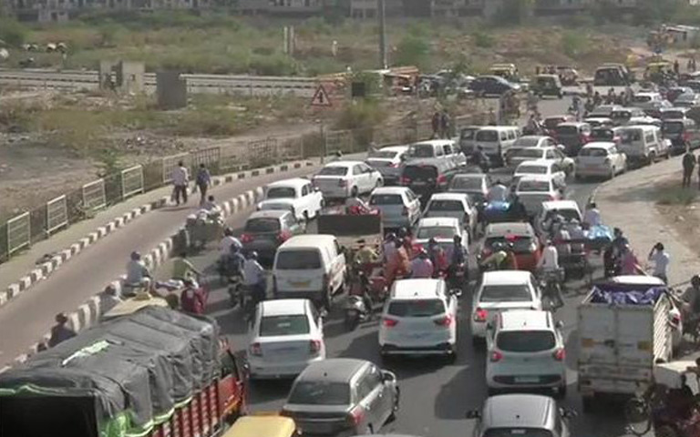heavy-traffic-at-delhi-ghaziabad-border-sealed