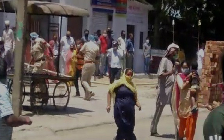 police-lathicharge-on-gathering-at-bapudham-colony-chandigarh
