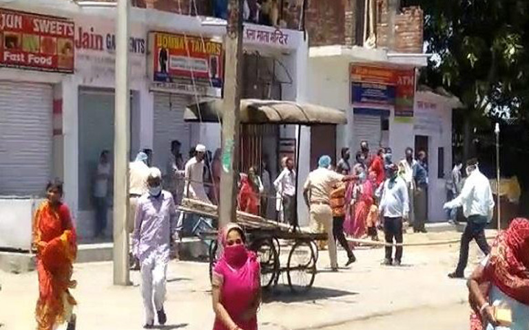 police-lathicharge-on-gathering-at-bapudham-colony-chandigarh