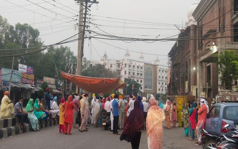 sri-harmandir-sahib-pilgrims-in-market