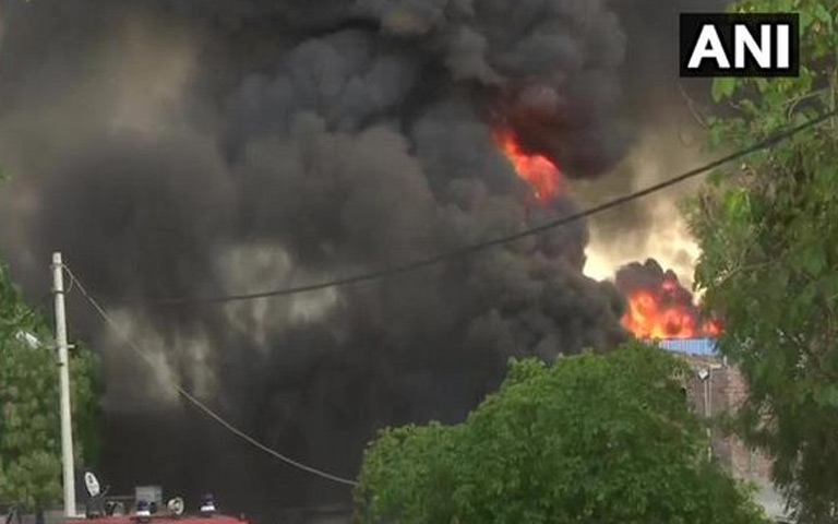 terrible-fire-broke-out-in-a-warehouse-in-delhi