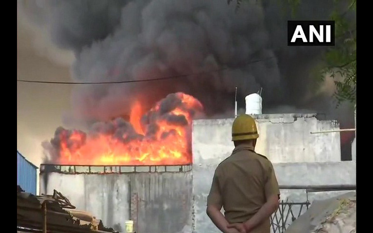 terrible-fire-broke-out-in-a-warehouse-in-delhi