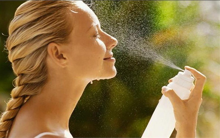 homemade-face-spray-for-glowing-skin