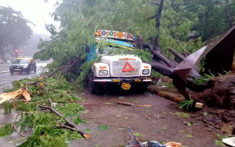 strong-winds-and-heavy-rains-in-mumbai
