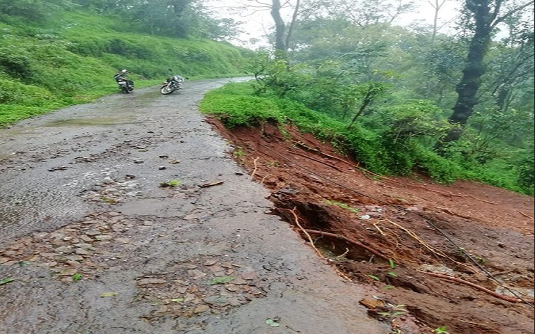 heavy-rains-in-kerala-and-karnataka-people-facing-floods