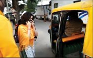 Sridevi's-daughter-Janvi-Kapoor-riding-in-auto-rickshaw-instead-of-car-in-Punjab