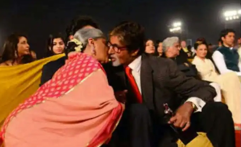 Amitabh-Jaya-did-KISS-in-a-packed-event