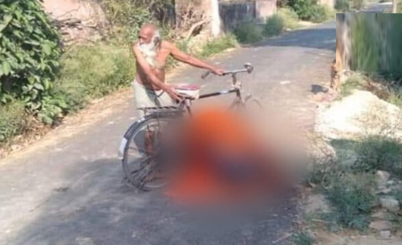Old-man-carries-his-wife’s-dead-body-on-bicycle-after-villagers-refuse-to-allow-cremation