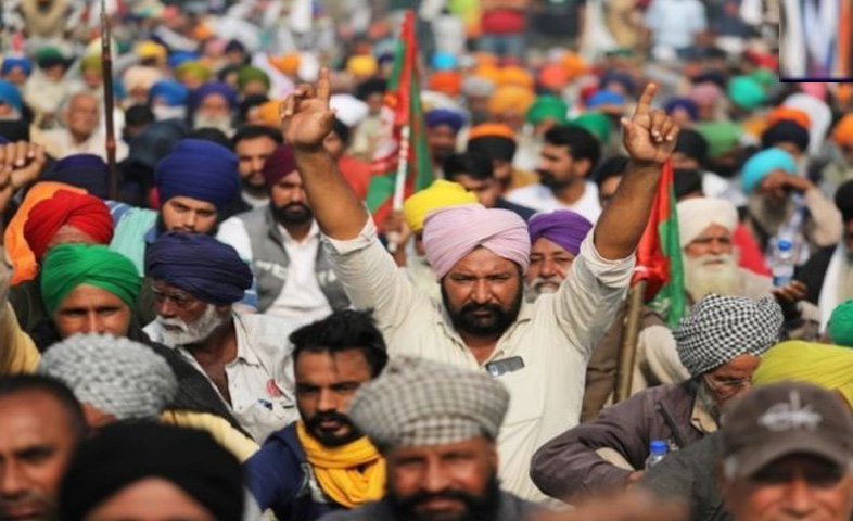 A group of more than 500 farmers from Gurdaspur district under the banner of Kisan Mazdoor Sangharsh Committee today left for Delhi 